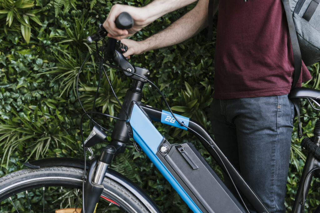 Economia com scooters e bikes elétricas: os custos de manter uma bicicleta elétrica ou scooter vs. os custos de manutenção de um carro ou moto convencional