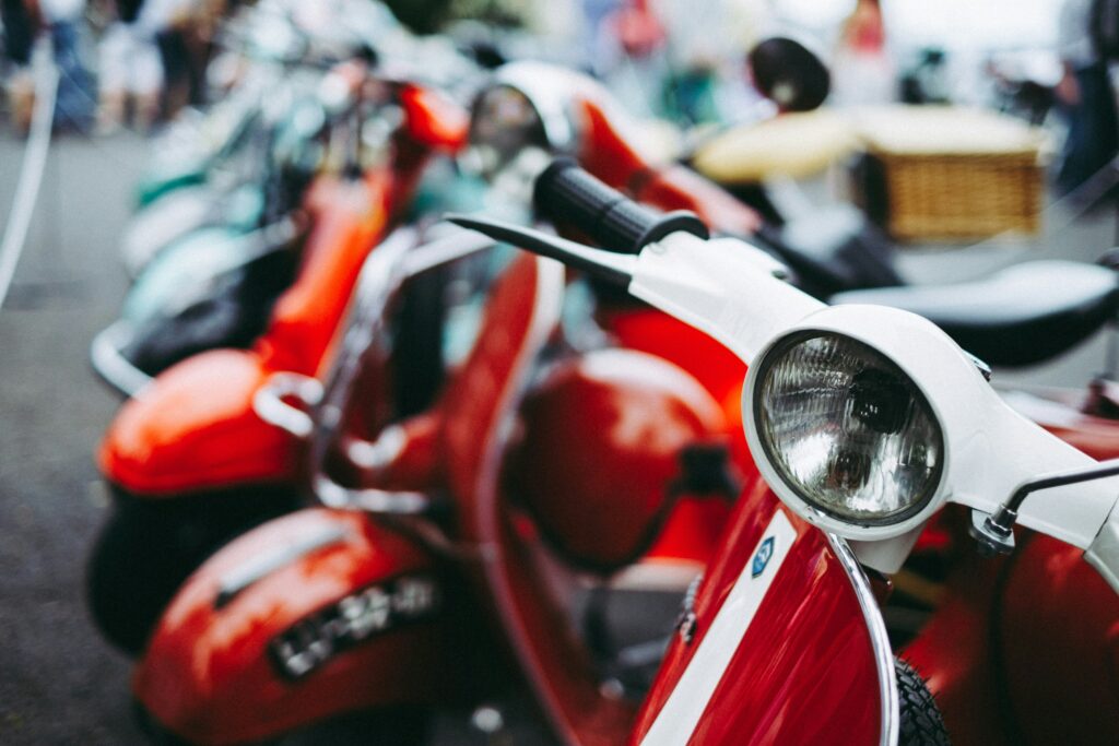 Técnico especializado realizando manutenção em scooter elétrica na assistência autorizada Duact Litoral em Tijucas-SC.