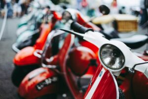 Técnico especializado realizando manutenção em scooter elétrica na assistência autorizada Duact Litoral em Tijucas-SC.